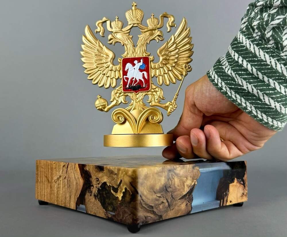 Левитирующий герб России на платформе из дерева и смолы