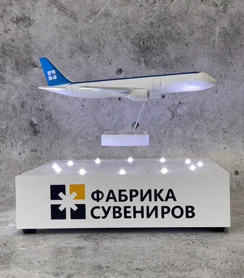 Левитирующая модель самолёта над брендированной платформой