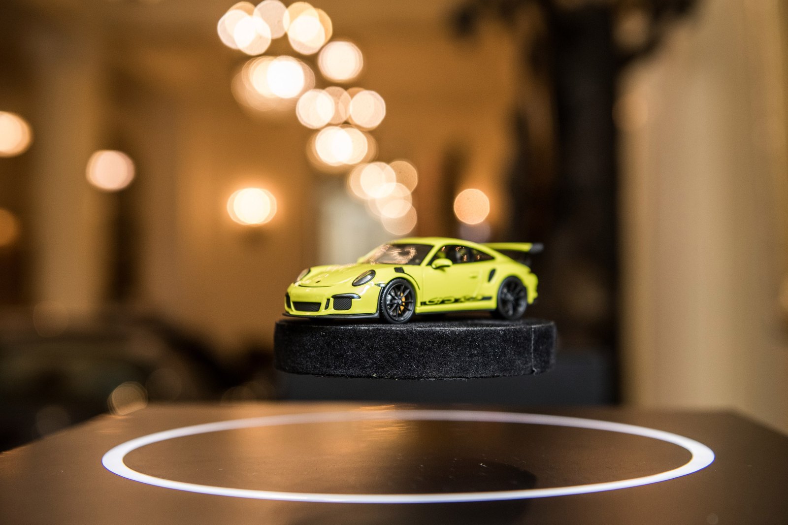 Модель Porsche на левитирующей платформе
