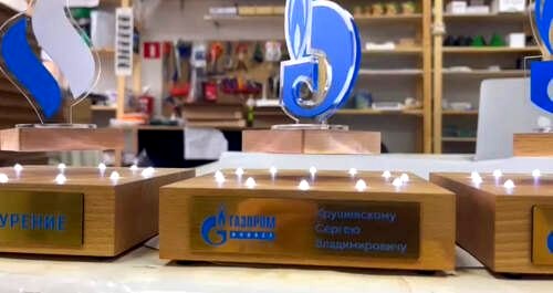 Левитирующая инсталляция с логотипом бренда