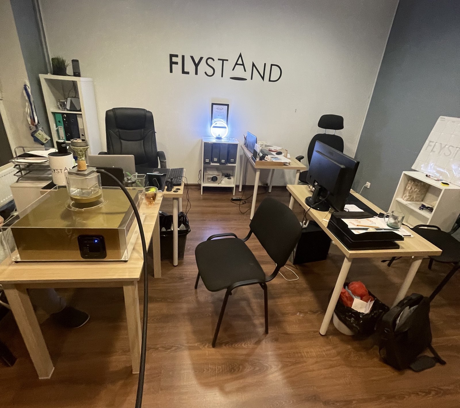 Шоурум Flystand с оформлением и подсветкой
